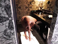 Белый мужчина отодрал в ванной зрелую негритянку со стройной фигурой