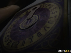 Лысый парень отодрал худую мулатку с косичками и её белую подружку