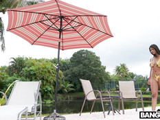 Знойная мулатка с большой грудью соблазнила на секс белого садовника