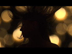 Длинноволосая девица снимает купальник и ебётся с парнем возле дома