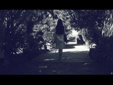 Длинноволосая девица снимает купальник и ебётся с парнем возле дома