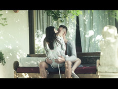 Длинноволосая девица снимает купальник и ебётся с парнем возле дома