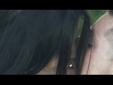 Длинноволосая девица снимает купальник и ебётся с парнем возле дома