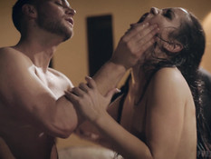 Молодую шалаву в розовом платье отодрали и обкончали в мужском клубе