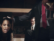 Молодую шалаву в розовом платье отодрали и обкончали в мужском клубе