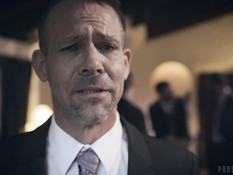 Молодую шалаву в розовом платье отодрали и обкончали в мужском клубе