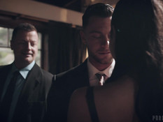 Молодую шалаву в розовом платье отодрали и обкончали в мужском клубе