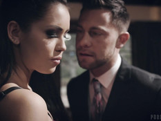 Молодую шалаву в розовом платье отодрали и обкончали в мужском клубе