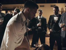 Молодую шалаву в розовом платье отодрали и обкончали в мужском клубе