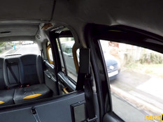 Водитель такси отодрал на заднем сиденье сисястую русскую блондинку