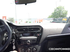 Он привёз чешскую девчонку за город и оттрахал её на свежем воздухе