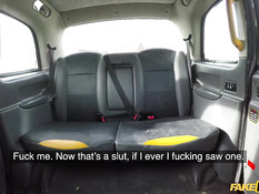 Водитель такси остановил машину и отодрал блондинку в разных позах