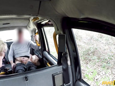 Водитель такси остановил машину и отодрал блондинку в разных позах