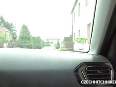 Привёз в поле грудастую чешскую тёлку и оттрахал в своём автомобиле