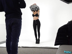 Снял на остановке сисястую румынскую брюнетку и отымел на фотостудии