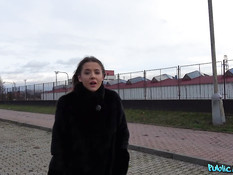 Он снял на улице украинскую девчонку и оттрахал в своём автомобиле