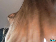 Он снял на улице украинскую девчонку и оттрахал в своём автомобиле