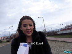 Он снял на улице украинскую девчонку и оттрахал в своём автомобиле