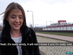 Он снял на улице украинскую девчонку и оттрахал в своём автомобиле