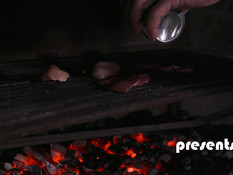 Две молодые парочки любители свинг секса трахаются под ночным небом