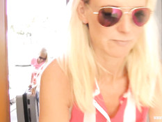 Две немецкие дамы возле бассейна занимаются свинг сексом с мужчиной