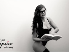 После стриптиза красивая чешская девка ебётся сразу с двумя парнями