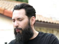 После массажа бородатый мужик отымел двух сисястых латинских девушек