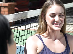 Две девушки трахаются с парнем на свежем воздухе после игры в теннис