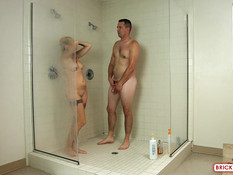 Светловолосая любительница тату и пирсинга трахается с мужем в анус