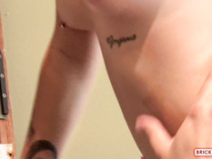 Светловолосая любительница тату и пирсинга трахается с мужем в анус