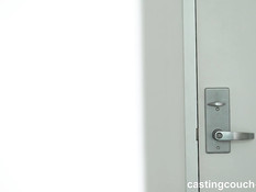 Чёрный мужчина отпердолил татуированную белую девушку в киску и анус