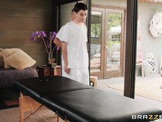 Паренёк отпердолил в анал ненасытную зрелую блонду с большой грудью