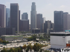 Голубоглазая блондинка с большими сисями занимается анальным сексом