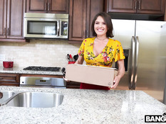 Мужчина в очках отпердолил в анал грудастую американскую домохозяйку