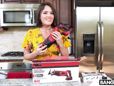 Мужчина в очках отпердолил в анал грудастую американскую домохозяйку