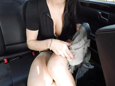 Темноволосая русская девка мастурбирует на заднем сиденье автомобиля