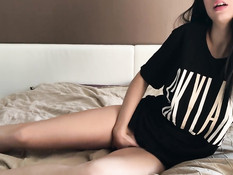 Красивая русская брюнетка с большими сисями ебёт себя в киску и анус