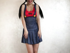 Задорная русская брюнетка с хвостиками трахает себя длинным фаллосом