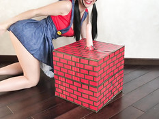 Задорная русская брюнетка с хвостиками трахает себя длинным фаллосом