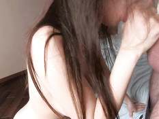 Красивая русская шатенка с большими сиськами утром ебётся с парнем