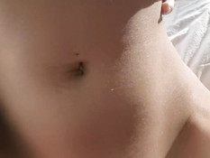 Красивая русская брюнетка с большими сисями доводит себя до оргазма