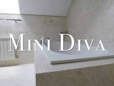 Сисястая русская брюнетка с длинными волосами насаживается на фаллос