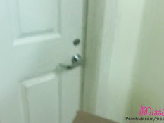 Курьер вошёл в квартиру и отымел в киску спортивную грудастую девку