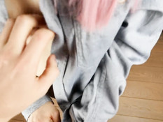 Розововолосая русская красотка с пирсингом сосков жадно сосёт член