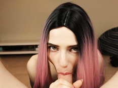 Розововолосая русская красотка с пирсингом сосков жадно сосёт член