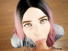 Розововолосая русская красотка с пирсингом сосков жадно сосёт член