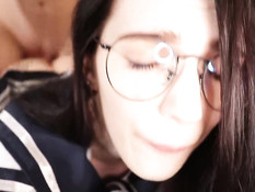 Молодой человек отымел на кровати татуированную русскую девку в очках