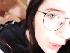 Молодой человек отымел на кровати татуированную русскую девку в очках