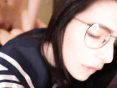 Молодой человек отымел на кровати татуированную русскую девку в очках