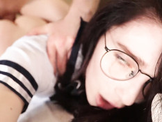 Молодой человек отымел на кровати татуированную русскую девку в очках